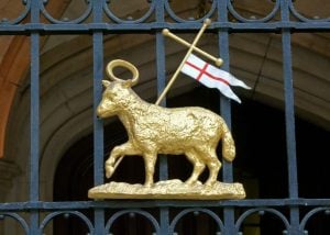 La insignia del Middle Temple es el Agnus Dei, el Cordero de Dios, con una bandera con la cruz de San Jorge. La verás en los edificios. La cruz roja sobre fondo blanco y el cordero con la bandera eran emblemas de los templarios, al igual que los dos caballeros sobre un caballo, a menudo utilizados en sellos y símbolo de pobreza. <em>Fuente: <a href="https://bitaboutbritain.com/secrets-of-the-middle-temple/" rel="home">A Bit About Britain</a></em>